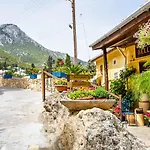 Gardens Hostel *